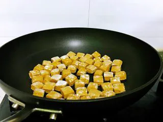 平底锅高钙小馒头,一个一个将小方块放入不粘平底锅中，每个之间保留点空隙出来，在加热的过程中会膨胀，以防连一起，开火，中小火，锅热后转为小火。此时，一个质量过硬的平底锅很有必要，不粘锅不糊，我这个是美亚的，用起来非常好。