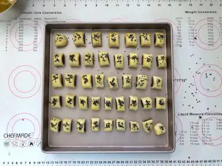 红豆沙小小酥,12、放入烤盘中,依次刷上一层薄薄的蛋黄液,再撒上黑芝麻。