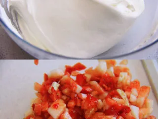 自带情话的红丝绒奶油蛋糕,9、 准备奶油霜:将冷藏奶油霜加入糖和朗姆酒打发至顺滑有纹路状态;草莓去蒂切小块,备用。