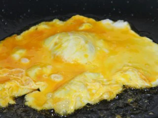 番茄鸡蛋通心粉,再倒一点油，炒鸡蛋