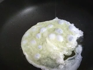 芙蓉鳕鱼锅贴,3个鸡蛋去掉蛋黄,只要蛋清,少许油加热后放入蛋清液翻炒至熟,用筷子搅拌碎一点