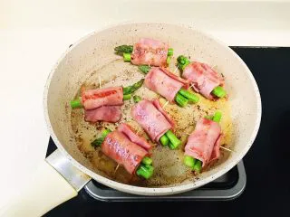 培根“如意”卷,煎至两面焦黄 撒入适量黑胡椒粉