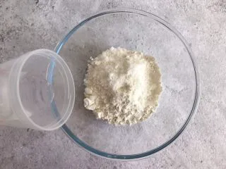 网红咸蛋黄饼干,倒入清水