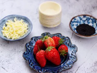 草莓芝士酥～蛋挞皮版,首先备齐所有的食材，蛋挞皮提前从冰柜取出来。