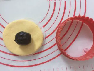 卡通果蔬馒头-小蜜蜂,南瓜面团做一个面皮,加上馅料