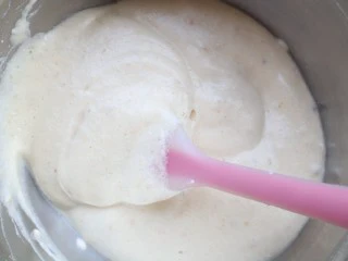 健康瘦身小食,舒芙蕾,先将打发好的蛋清取1/4与蛋黄混合液混合。再将剩下的蛋黄混合液倒入打发的蛋清中。从下翻至上面慢慢搅拌,不要时间过久和用力过度,避免消泡。