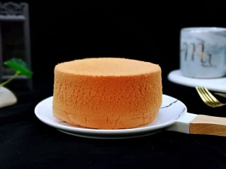 6寸红丝绒戚风蛋糕,取出后倒扣在晾网上凉透再脱模!香甜可口