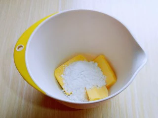 香酥仿真南瓜小饼干,将软化好的黄油,放入较深的器具中,加入糖粉。