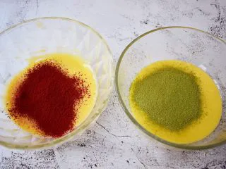 双色玛德琳蛋糕,两份面糊分别筛入红曲粉和抹茶粉，翻拌均匀