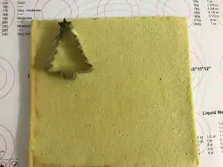 迷你圣诞树蛋糕,用模具印出迷你圣诞树，一共可以做6个。