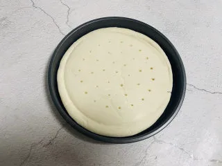 培根火腿披萨,披萨饼皮放入烤盘