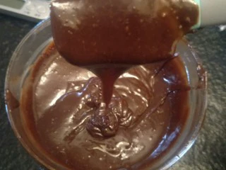 来自冬天的温暖—重芝士布朗尼蛋糕,再次搅拌均匀。把糖的小颗粒和小疙瘩都用力搅拌掉。在没有加入面粉之前,可以稍微大力一点。