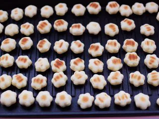 奶香小花朵馒头,小火慢慢开始烙制。