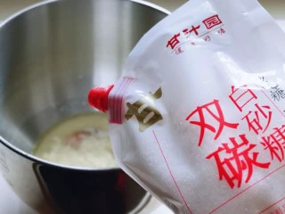 花式椰蓉面包,再加入鸡蛋,奶粉,盐,双碳白砂糖。(盐与糖对角放)