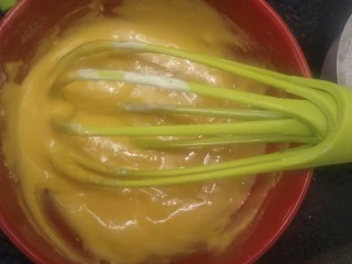 柔软到出乎意料-奶酪蛋糕卷,把面粉搅拌均匀后加入一半奶酪糊再次搅拌