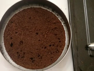 最经典浓郁巧克力奶酪蛋糕,蛋糕要比慕斯圈小一点，周围挤上奶油。