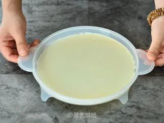 【烘焙食谱】芒果班戟 │展艺烘焙,将班戟盘转圈让班戟糊均匀平铺在班戟盘里，将（格兰仕）微波炉火力调到百分之60，时间调到1分50秒