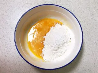 宝宝健康食谱 旺仔小馒头,把调匀的所有干粉倒入鸡蛋液中，用切拌方式和面