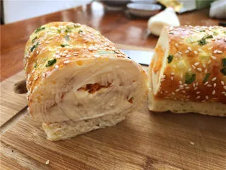 香葱肉松面包卷,两侧刷上沙拉酱。 
