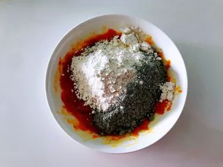 平底锅高钙小馒头,加入面粉和黑芝麻粉。