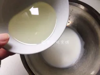 香蕉葡萄干麦芬,接着倒入油