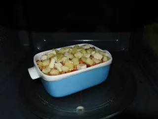 茄汁培根焗饭,微波炉高火打三分钟至融化即可