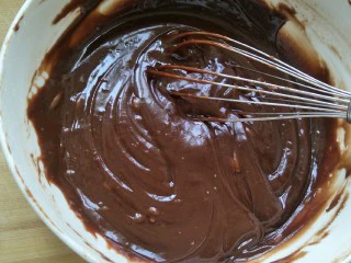 抹茶奶酪慕斯核桃布朗尼（8寸）,搅拌均匀。