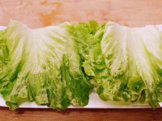 棒棒糖烤鸡翅根（新奥尔良口味）,期间把生菜洗净铺在盘底。