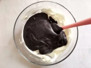 【无烤箱版】黑米蛋糕,拌好的黑米糊 全部倒入剩下的蛋白里 用同样的方式拌均匀