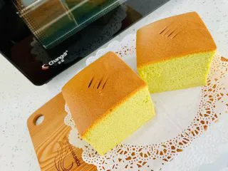 古早蛋糕（青汁）,出炉后轻轻震两下震出热气，避免回缩，再将四周的油纸撕掉，放在烤网上散热。凉凉切块。