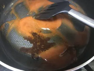 秘制芝心卷边披萨,接着倒入蚝油酱油。