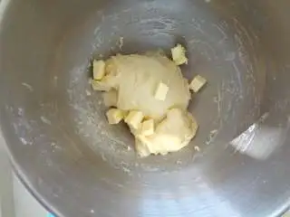  软萌甜紫米面包,启动揉面程序面团变得光滑的时候加入软化的黄油