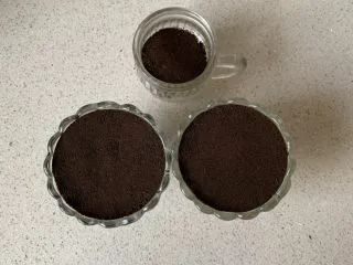 奥利奥木糠杯,最后铺一层饼干碎按平,放入冰箱冷藏一小时以上,口感更佳!