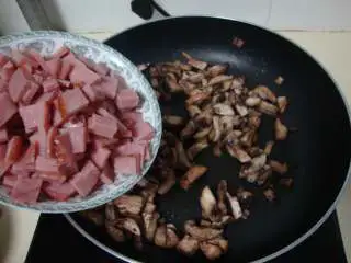 十味 香肠菌菇披萨,用黄油把香肠和口蘑炒香备用