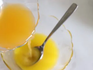 橙味甜甜圈蛋糕，在家就可复刻的经典美味,黄油隔热水融化成液态后，和橙汁混合均匀。放置到温水中，防止黄油遇冷凝结，保温待用。