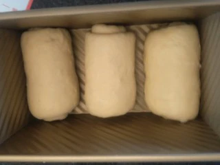 超软拉丝北海道土司(2个),放入土司盒底部朝下。