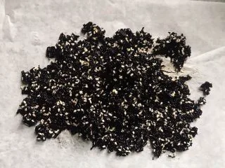 香酥紫菜脆脆,烤盘铺上油纸 将搅拌好的紫菜倒入烤盘