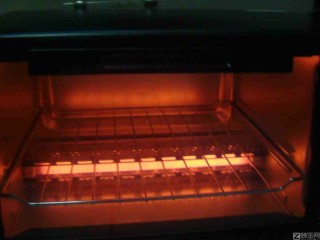 比外卖还好吃的秘制烤翅根,烤箱提前190°预热10分钟，香葱叶子洗净切成末备用。