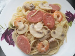 改版奶油意面,盛出装盘