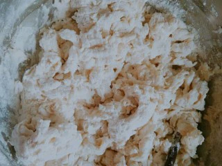 紫菜光饼,也叫福州肉烧,水一点点加入到面粉里,用筷子搅成絮状