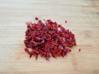 香蕉蔓越莓司康,蔓越莓干先用清水冲洗一下，再用厨房用纸吸干水分切碎。