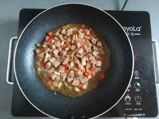 多汁碎牛排三明治,锅里材料翻炒入味