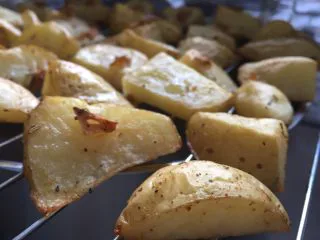 这样吃土豆必须躲起来吃——烤薯角,如果不喜欢加入西式佐料，可只加盐和橄榄油，烤好后的薯角表面撒上孜然粉也是别样风味