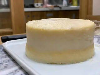 火龙果渐变蛋糕(宝宝辅食),蛋糕四周和上面抹上薄薄一层原味山药泥,能盖住蛋糕即可,顺便把两片蛋糕连接的部分填充一下