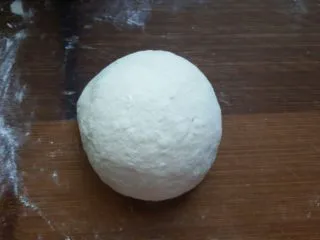 天然酵种割口欧包,将面包用料全部放进容器中揉面,揉好后进行基础发酵。