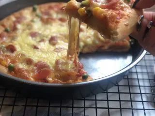 意式烤肠披萨,长长的拉丝哦。