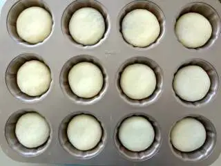  软萌甜紫米面包,放入模具中开始二发36度70%的湿度发酵