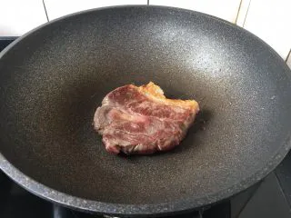 红酒黑胡椒牛排,3分钟过后返过来煎另外一面。