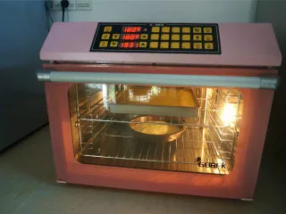 丸久小山园名物蛋糕卷--抹茶,风炉180度提前预热,预热好后,放入烘烤20分钟左右。出炉后倒扣到冷却架上,撕去底部的油布,将蛋糕翻转,正面朝上放置冷却至温温的状态。