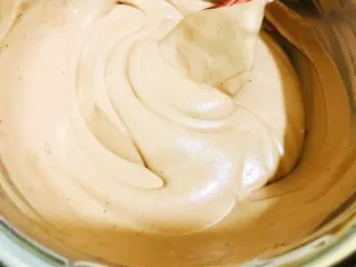 醇厚浓郁的巧克力慕斯蛋糕,慕斯糊就做好了,做好的慕斯糊相对比较浓稠,如果你的慕斯糊很稀最好冷藏一会儿再用,以免后面蛋糕片会浮起